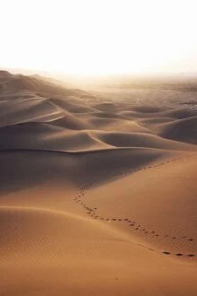 Fotokunst von Christian Hartmann: Verlorene Wüste mit Fußspuren im Sand
