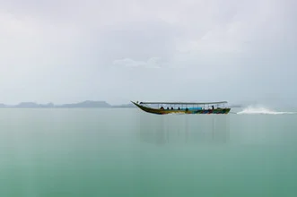 Ruhevolles Bild von Phang-Nga-Bay in Thailand mit einem Boot auf dem Wasser