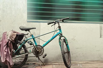 Fotokunst von Karin Schiel: Fahrrad am Meer in Ko Panyi, eine ruhige, exotische Szene