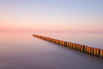Fotokunst von Dave Derbis: sanfte rosa Töne schaffen eine ruhige Atmosphäre
