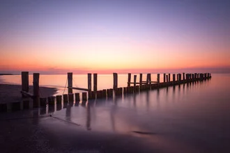 Fotokunst von Dave Derbis: ruhige Szene mit Schatten und einem Anleger am Wasser.
