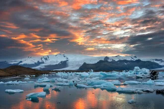 Sunset over Jökulsárlón, soft colors and calm water surface