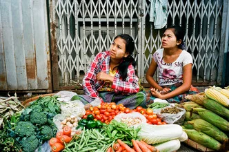 Farbenfroher Markt in Yangon mit frischem Obst und Gemüse, lebendige Atmosphäre