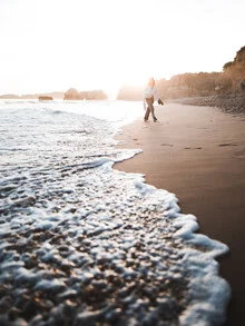 Photo art by Maximilian Pohler: a relaxed beach stroll at the Algarve.