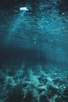 Fotokunst von Lukas Litt: tiefblaues Wasser mit kühlen Schattierungen