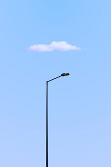 Fotokunst von Rupert Höller: Straßenlaterne unter einem bewölkten Himmel