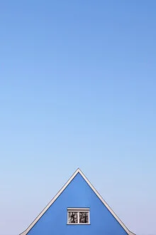 Fotokunst von Rupert Höller: Blick auf ein blaues Dachfenster in Österreich