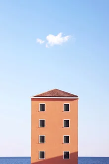 Fotokunst von Rupert Höller: Hochhaus mit Wolken in ruhiger Atmosphäre.