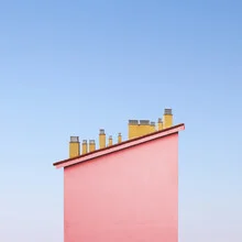 Fotokunst von Rupert Höller: gemütliches Haus mit Kamin und schneebedecktem Dach