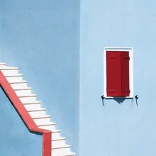 Fotokunst: geometrische Treppe mit Fenster in ruhiger Atmosphäre