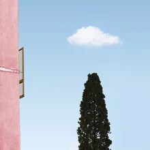 Fotokunst: Gemütlicher Raum mit Fensterblick auf Wolken in Italien