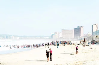 Fotokunst von Karin Schiel: Menschen am sonnigen Strand von Durban