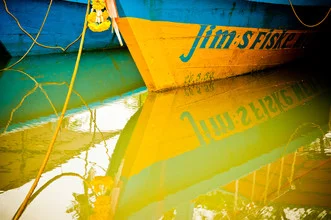 Fotokunst von Karin Schiel: bunte Fischerboote auf ruhigem Wasser in Khaolak