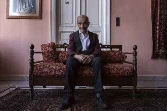 Fotokunst von Theresa Breuer: altmodischer Butler in einem Hotel