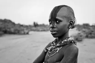 Fotokunst von Victoria Knobloch: Portrait eines Hamer Jungen in traditioneller Kleidung.