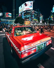 Fotokunst von Dimitri Luft: Japanisches Taxi in einer belebten Tokyo Kreuzung