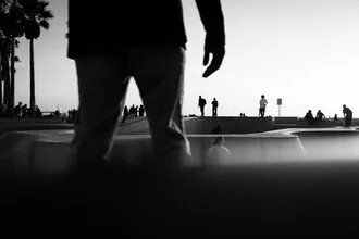 Sonnenlicht durch Palmen am Venice Beach, entspannende Sportatmosphäre