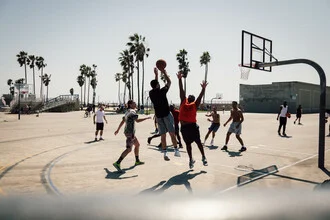 Fotokunst von Jan Henryk Köppen: Streetball-Spieler in Aktion am Venice Beach
