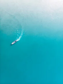 Fotokunst von Laura Zimmermann: sanfte Kurven über türkisfarbenem Wasser aus der Vogelperspektive.
