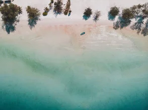 Fotokunst von Laura Zimmermann: einsames Boot auf türkisfarbenem Wasser
