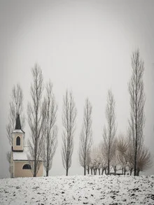 Fotokunst von Bernd Grosseck: ruhige Kapelle im schneebedeckten Winterlandschaft