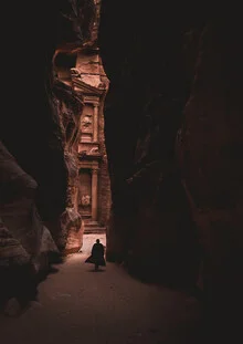 Schattenspiel des einsamen Wanderers in einer Schlucht in Jordanien.