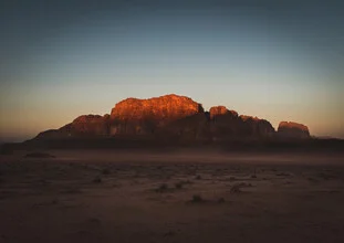 Fotokunst von Julian Wedel: Sonnenaufgang über den Felsen im Wadi Rum