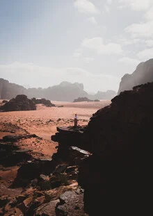 Eine jordanische Frau mit Blick auf die Wadi Rum Wüste bei Sonnenuntergang.