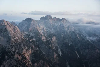 Fotokunst von Lina Jakobi: sanfte Berge bei Sonnenuntergang in Slowenien
