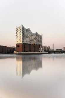 Photo art by Lina Jakobi: Elbphilharmonie at sunrise by the water
