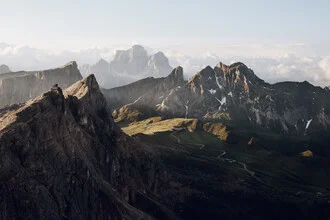 Fotokunst von Lina Jakobi: ruhiges Bergpanorama mit sanften Farben und einem Sonnenaufgang.