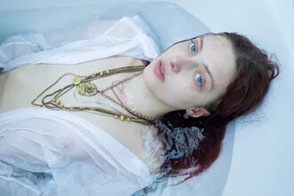 Eye contact between a person and the camera, relaxed atmosphere in a bathtub