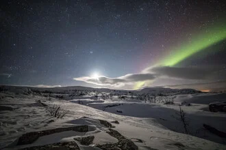 Fotokunst von Sebastian Worm: sanfte Polarlichter über einer ruhigen norwegischen Landschaft