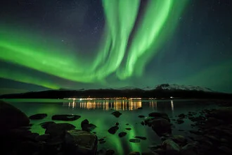 Fotokunst von Sebastian Worm: friedliches Dorf unter dem Nordlicht in Norwegen