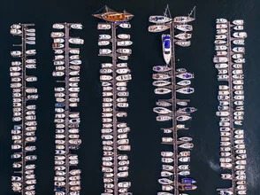 Luftaufnahme eines Hafens in Frankreich, die Boote sanft im Wasser schaukeln.