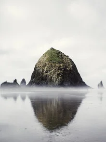 Fotokunst von Vera Mladenovic: Felsen am Cannon Beach unter einem klaren Himmel