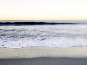 Wunderschönes Lichtspiel am Strand von Los Angeles, entspannende Küstenszene.