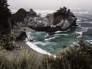 Wunderschöne Küstenaufnahme mit Nebel und sanften Wellen in Big Sur, Kalifornien.