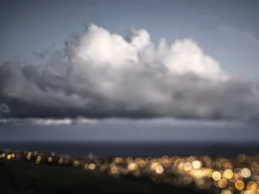 Fotokunst von Vera Mladenovic: Wolken über der Küste von Oahu, Hawaii