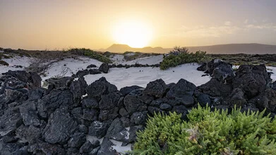 Fotokunst von Valentin Pfeifhofer: Sonnenuntergang über den Lavafelsen von Lanzarote