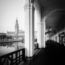 Photo art by Dennis Wehrmann: long exposure of the Alsterarkaden in Hamburg.