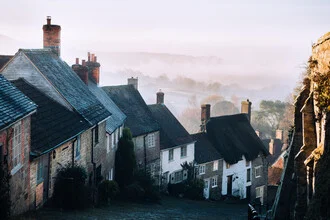 Sanfte Morgenstimmung über Gold Hill, umhüllt von leichtem Nebel und warmem Licht.