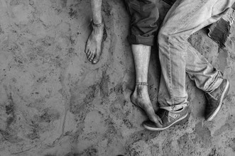 Photo art by Sascha-Darius Knießner: relaxed feet in the sand, symbolizing friendship