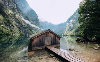 Ruhiger Obersee im Berchtesgadener Land mit Bergen im Hintergrund