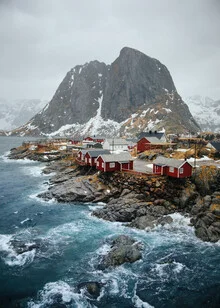 Fotokunst von André Alexander: ruhige Küstenlandschaft mit Bergen und Hütten in Norwegen