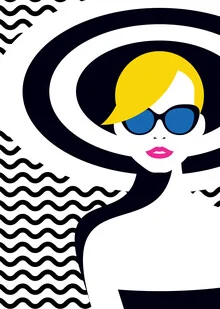Buntes Wandbild von Sasha Lend: stilvolle Frau mit Sonnenbrille am Strand