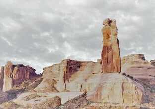 Fotokunst von Courtney Crane: Felsen unter einem wolkenreichen Himmel im Nationalpark