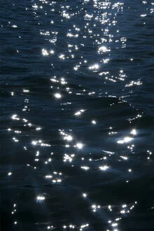 Ruhevolles Fotokunstwerk mit Wasserreflexion und sanften Lichtspiel