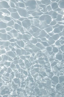 Wasserreflexionen in sanften Farben, die Ruhe und Eleganz vermitteln.
