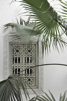 Fotokunst von Studio Na.hili: Fenster mit Blick auf einen Garten in Marokko.